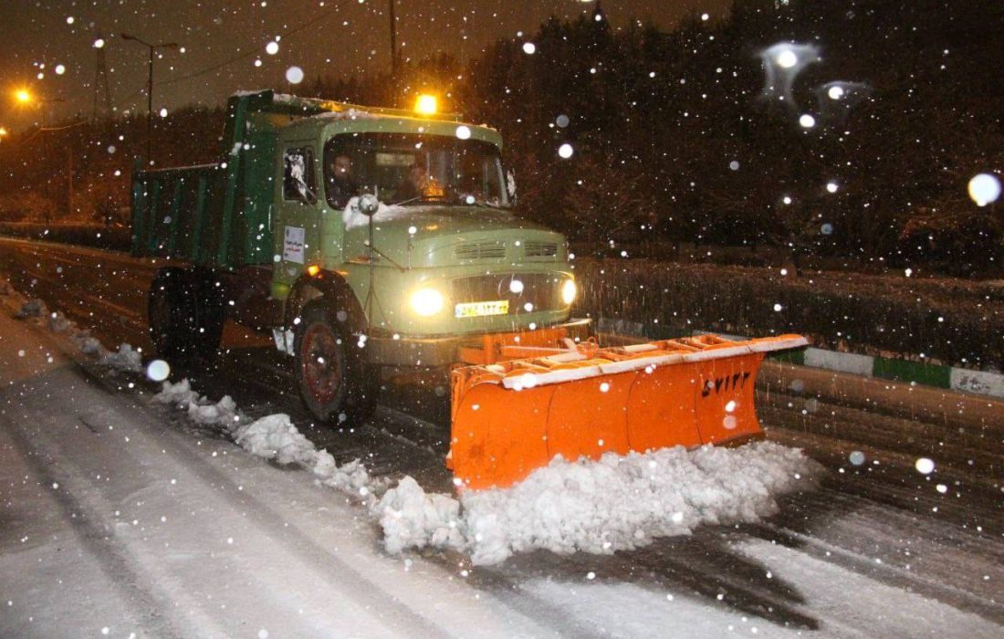 عملیات برف روبی و برف تکانی در نواحی شمالی منطقه انجام و تا پاکسازی کامل ادامه دارد