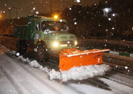 عملیات برف روبی و برف تکانی در نواحی شمالی منطقه انجام و تا پاکسازی کامل ادامه دارد