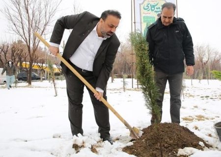 همزمان با روز درختکاری در سبزترین پتروشیمی کشور: غرس نهال از سوی مدیرعامل شاراک