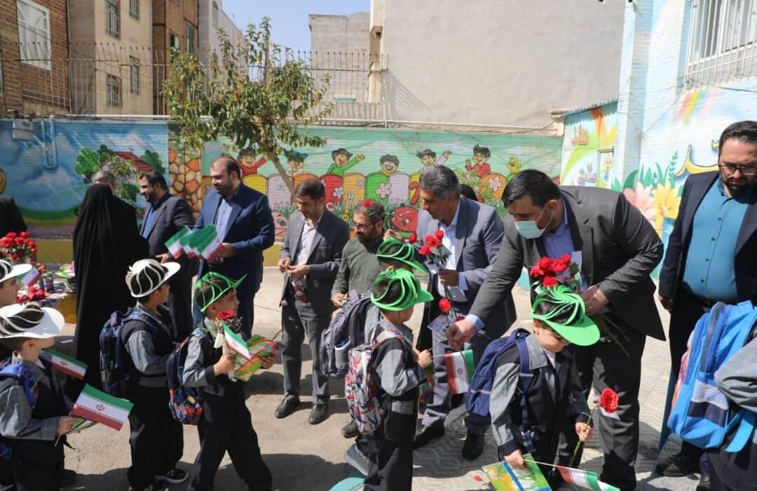 ‍ برگزاری آیین جشن شکوفه ها در دبستان هیات امنایی حاج محمد تقی کرباسی منطقه ۱۹