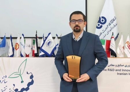 مدیر مرکز نوچاد تندیس گرفت