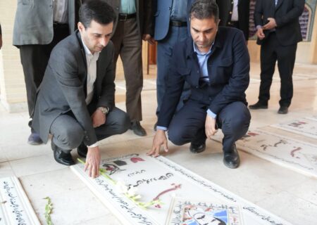 ادای احترام مدیرعامل چادرملو به مقام والای شهدای اردکان و حضرت آیت‌الله خاتمی