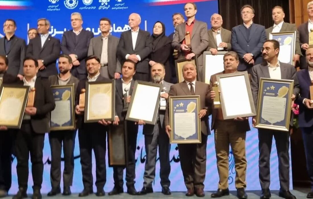 دریافت تندیس زرین جشنواره ویژند