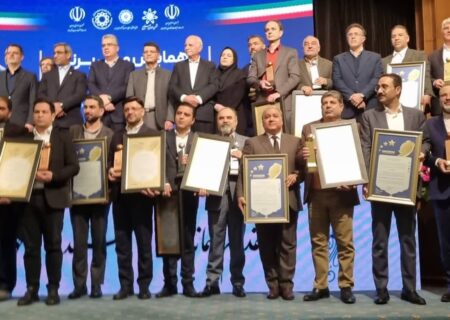 دریافت تندیس زرین جشنواره ویژند