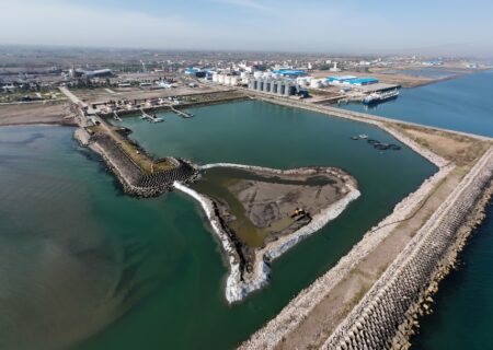 آغاز عملیات لایروبی اسكله مارینا بعد از ركود در راستای كمك به فعالین اقتصادی