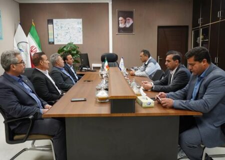 بانک ملی در کنار پتروشیمی ایلام قرار دارد