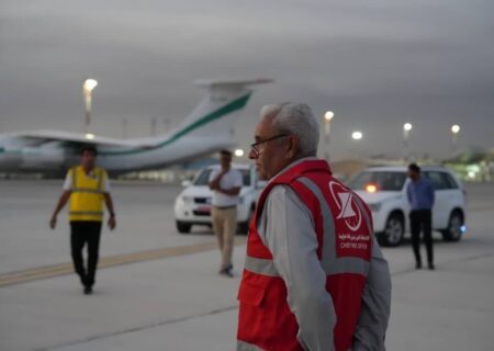 تداوم پروازهاي امدادي در فرودگاه بندرعباس/ نقش کنترلرها، پرسنل آتش‌نشاني و مديريت اپرون در انجام پروازها