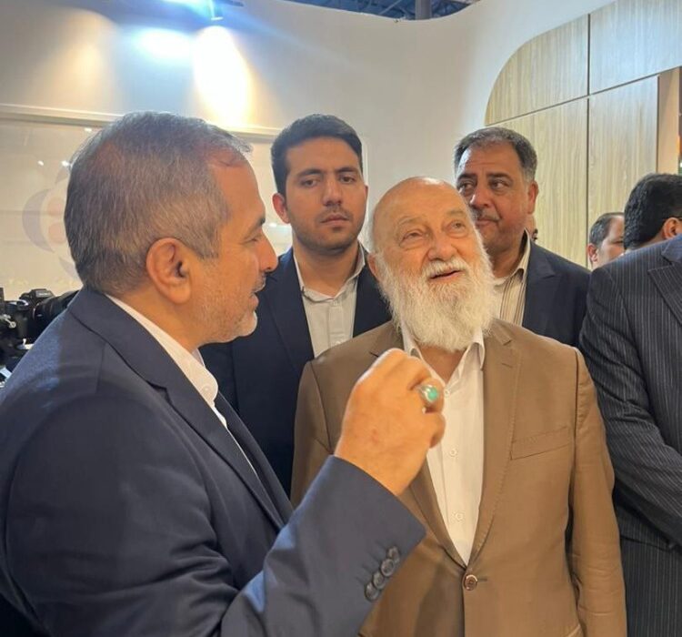 بازدید دکتر مهدی چمران، رئیس شورای اسلامی شهر تهران، از غرفه موسسه اعتباری ملل، در نمایشگاه بین‌المللی مشهد
