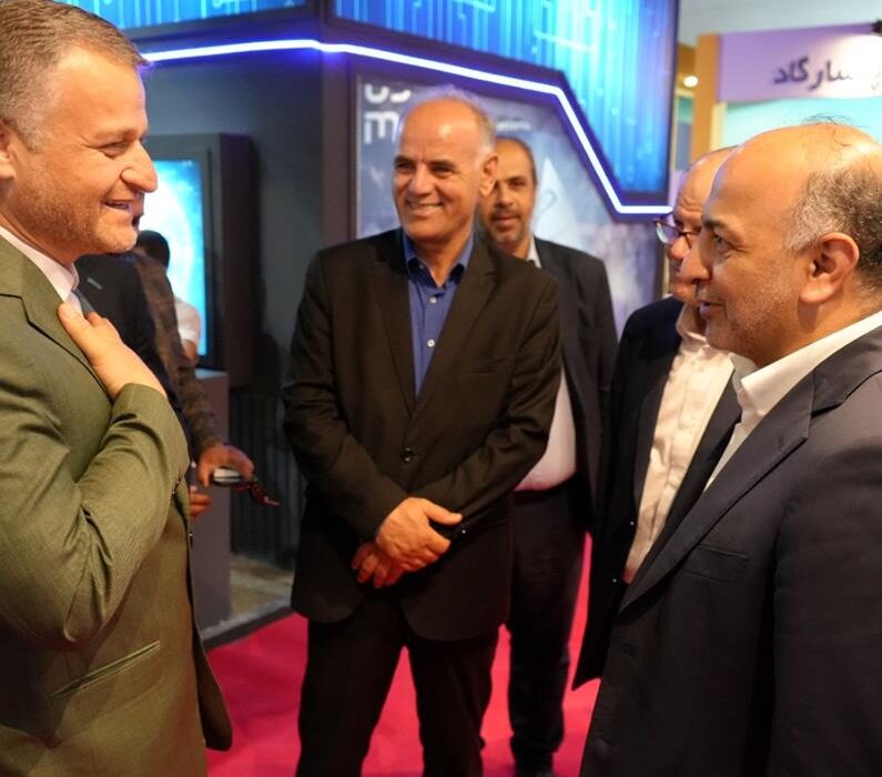 بازدید مدیران ارشد اقتصادی از غرفه بیمه دی در نمایشگاه اینوکس مشهد