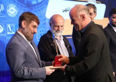 در نهمین اجلاس سراسری رضایتمندی مشتری با رویکرد اعطا نشان ملی اعتماد مشتریان؛ تندیس زرین همایش به بیمه دی رسید