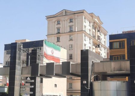 میادین و معابر منطقه ۲ به تصاویر شهدای حمله رژیم صهیونیستی مزین شد/ اهتزاز نما پرچم  جمهوری اسلامی ایران در ساختمان‌های منطقه ۲