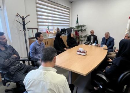 بازدید سرزده دکتر حسن‌پور نماینده مردم کرمان در مجلس شورای اسلامی از بانک صنعت و معدن این استان/ تأکید بر حمایت جدی نظام بانکی از تولید و اشتغال