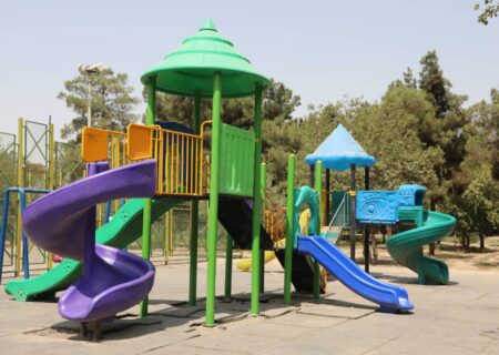 نصب ست‌های بازی کودکان در بوستان‌های منطقه ۱۹ در قالب طرح «من شهردارم»