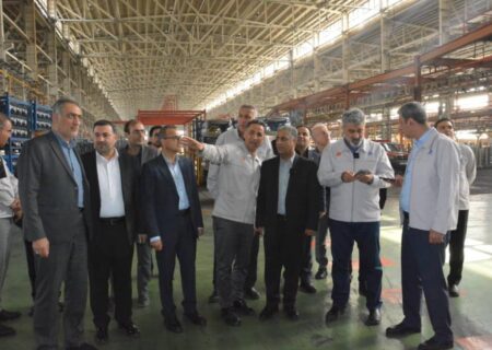 بازدید مدیرعامل بانك صنعت و معدن از شركت پارس خودرو برای حمایت از تولید داخلی
