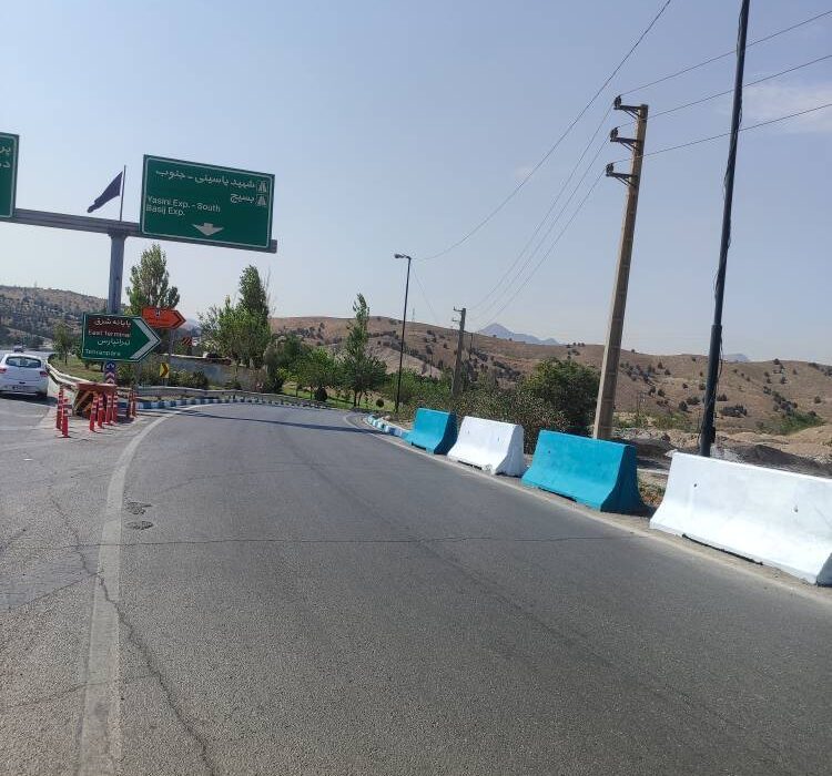 رنگ‌آمیزی تجهیزات ترافیکی اتوبان بابایی برای افزایش ایمنی و رضایت شهروندان