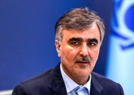 تقدیر رئیس کل بانک مرکزی از پست بانک ایران برای خدمت‌رسانی به زائران و فروش ارز اربعین