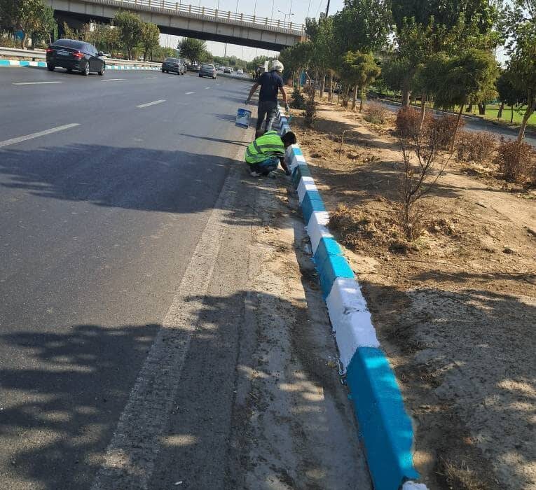 رنگ‌آمیزی ۱۰ هزار متر از جداول بزرگراه شهید کاظمی در منطقه ۱۹