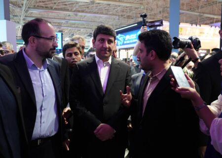 وزیر ارتباطات از غرفه رایتل در نمایشگاه الکامپ ۱۴۰۴ بازدید کرد