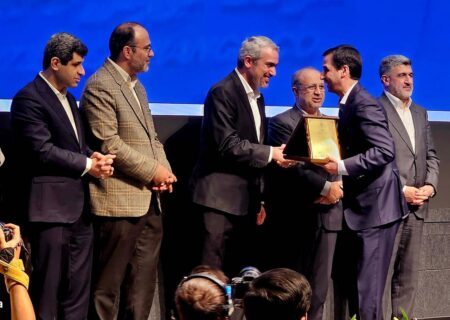  گواهی سپرده کالایی گندله چادرملو رونمایی شد/   اهدای لوح افتخار برترین‌های بورس کالا به مدیرعامل چادرملو