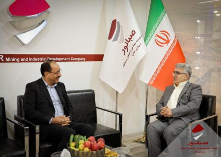 حضور نایب‌رئیس کمیسیون صنایع و معادن مجلس در غرفه صبانور