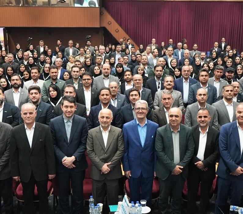 مدیرعامل بیمه دی: نقش شبکه فروش در توسعه فرهنگ بیمه بیبدیل است / ۵۳ همت فروش؛ بیمه دی در مسیر افتخار