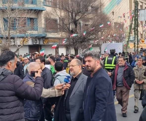 حضور محمد شریعتمداری در راهپیمایی ۲۲ بهمن