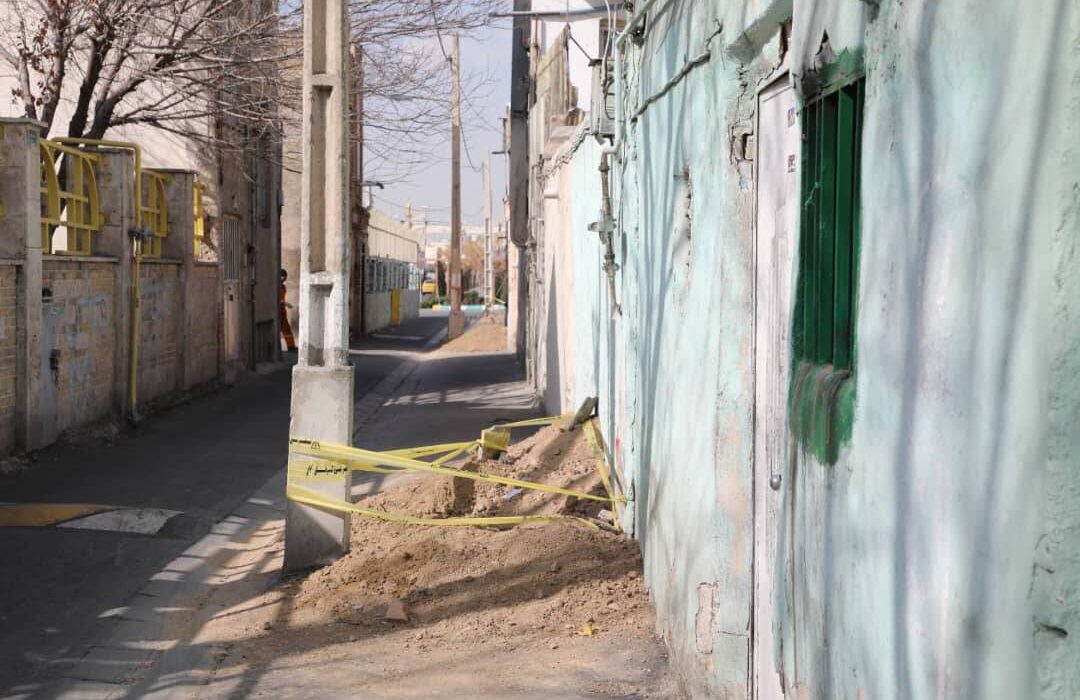 جابجایی و رفع معارض پایههای برق مزاحم در محله شهید هرندی منطقه ۱۲