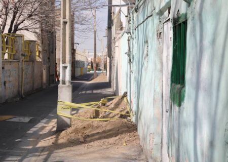 جابجایی و رفع معارض پایه‌های برق مزاحم در محله شهید هرندی منطقه ۱۲