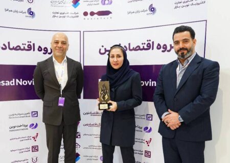 اهدای تندیس هفتمین نمایشگاه و همایش تخصصی نفت، گاز، پتروشیمی و پالایش به گروه اقتصادنوین