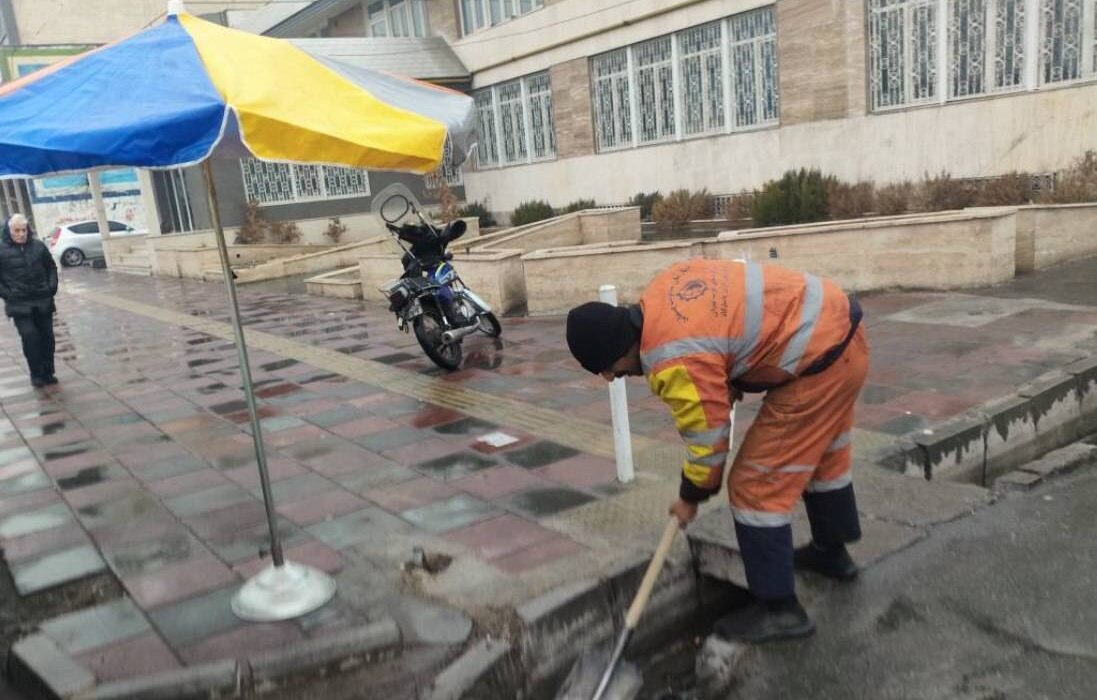 نیروها و تجهیزات خدمات شهری منطقه ۵ با شروع بارش‌ها در حالت آماده‌باش