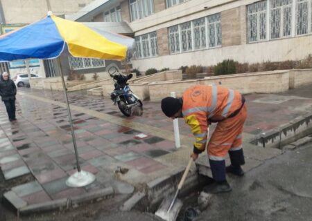 نیروها و تجهیزات خدمات شهری منطقه ۵ با شروع بارش‌ها در حالت آماده‌باش