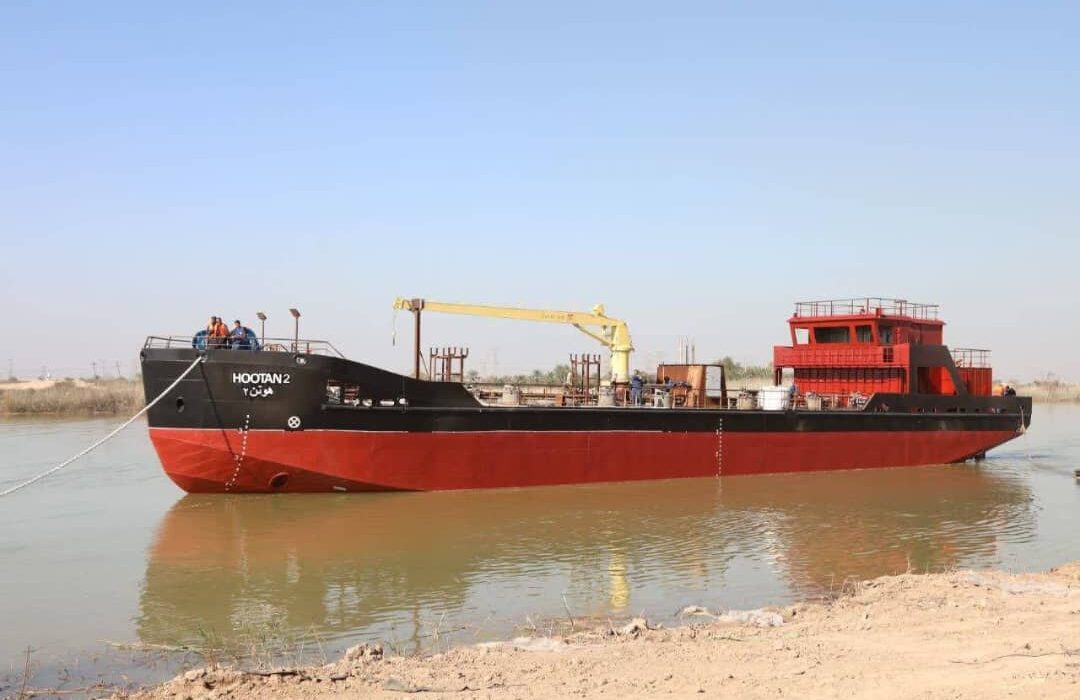 به آب‌اندازی شناور چندمنظوره سوخت‌رسان ساخت کشتی‌سازی اروندان