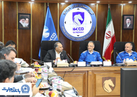 دکتر اخلاقی: بانک تجارت در کنار صنعت خودروسازی کشور ایستاده است