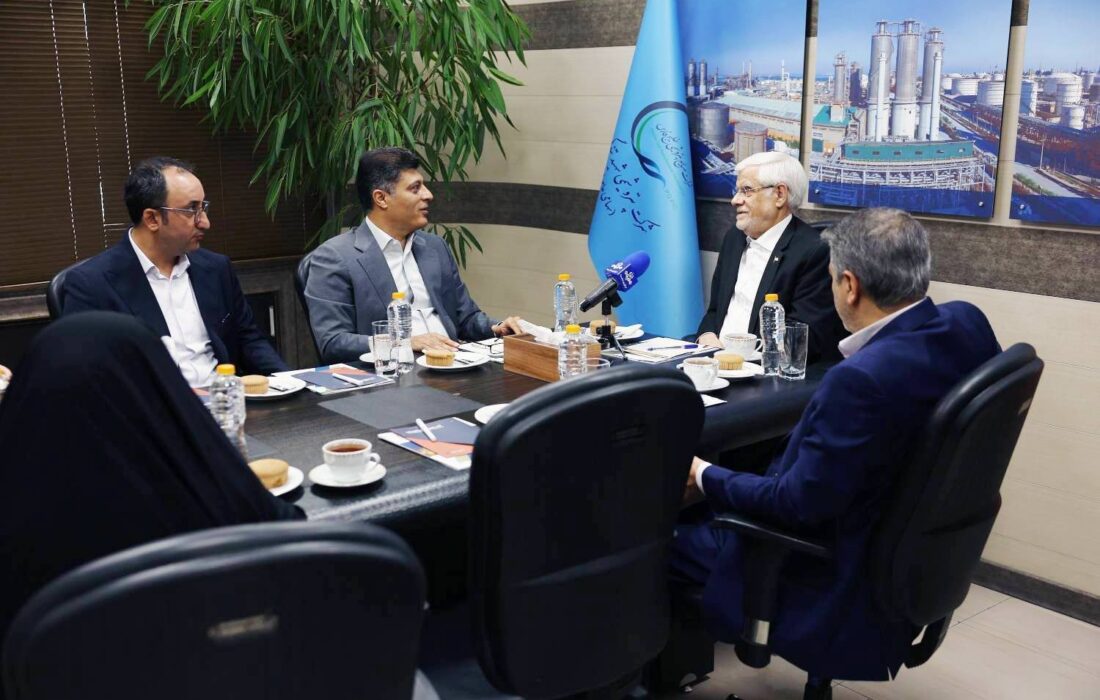 معاون اول رئیسجمهور با مدیران پتروشیمی شهید تندگویان دیدار کرد/ تأکید عارف بر بازسازی صنایع با رویکردی بهروز و واقعی در حوزه پدافند غیرعامل