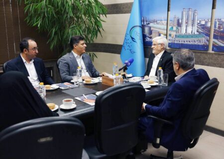 معاون اول رئیس‌جمهور با مدیران پتروشیمی شهید تندگویان دیدار کرد/ تأکید عارف بر بازسازی صنایع با رویکردی به‌روز و واقعی در حوزه پدافند غیرعامل