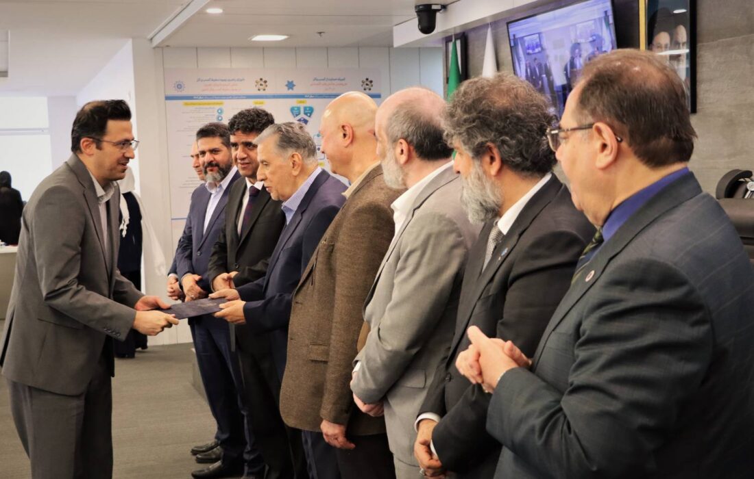 نشان افتخار جشنواره ملی بهره‌وری برای «دی‌دار»/ بیمه دی بر سکوی نخست تحول دیجیتال